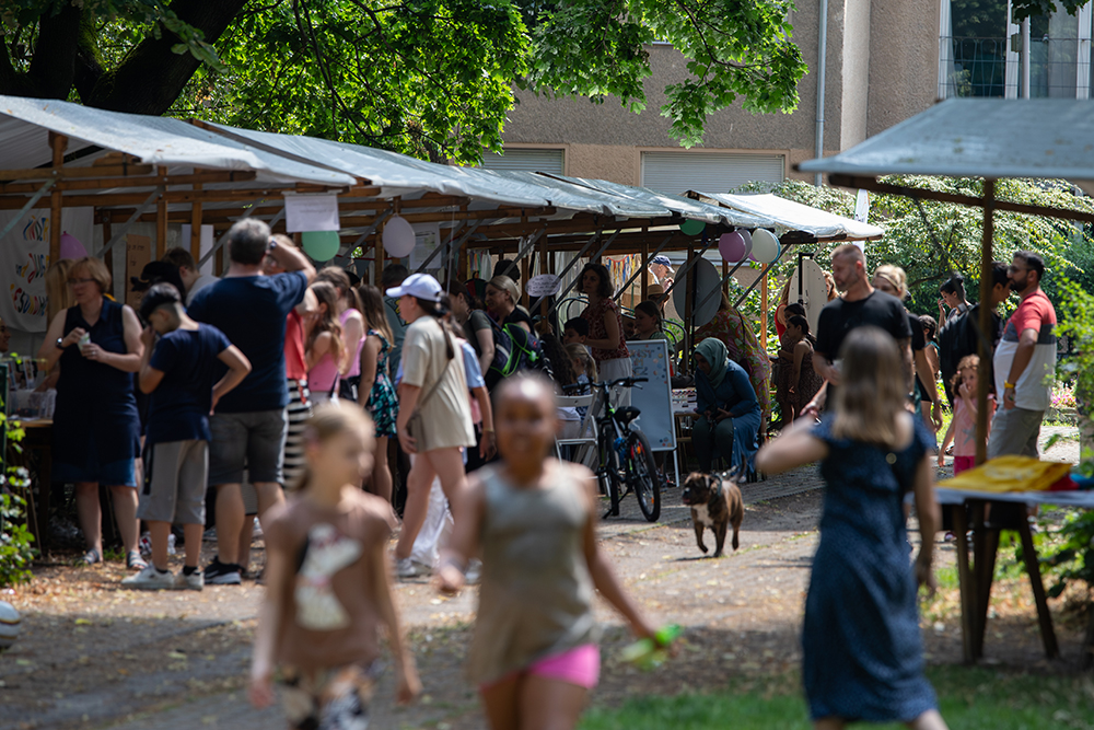 Foto vom Kiezfest mit Ständen und Besucher*innen