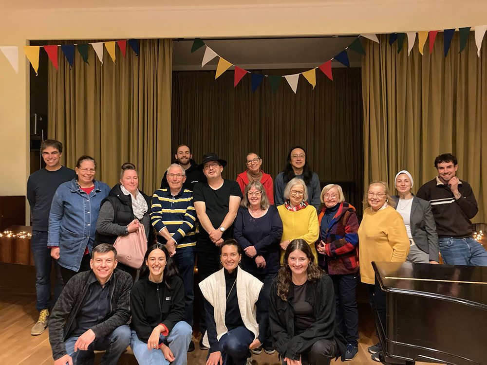 Gruppenfoto mit dem neuen Quartiersrat im Gemeindehaus der St Rita-Gemeinde